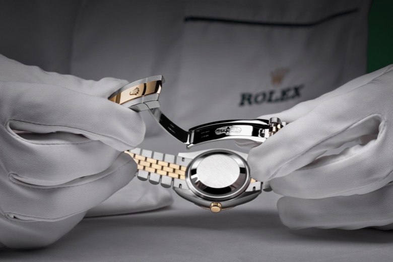 Rolex Servicing Procedure Cover 2301 Rolex Sav Retailers 175 Controle Final Fermoir V2 Portrait